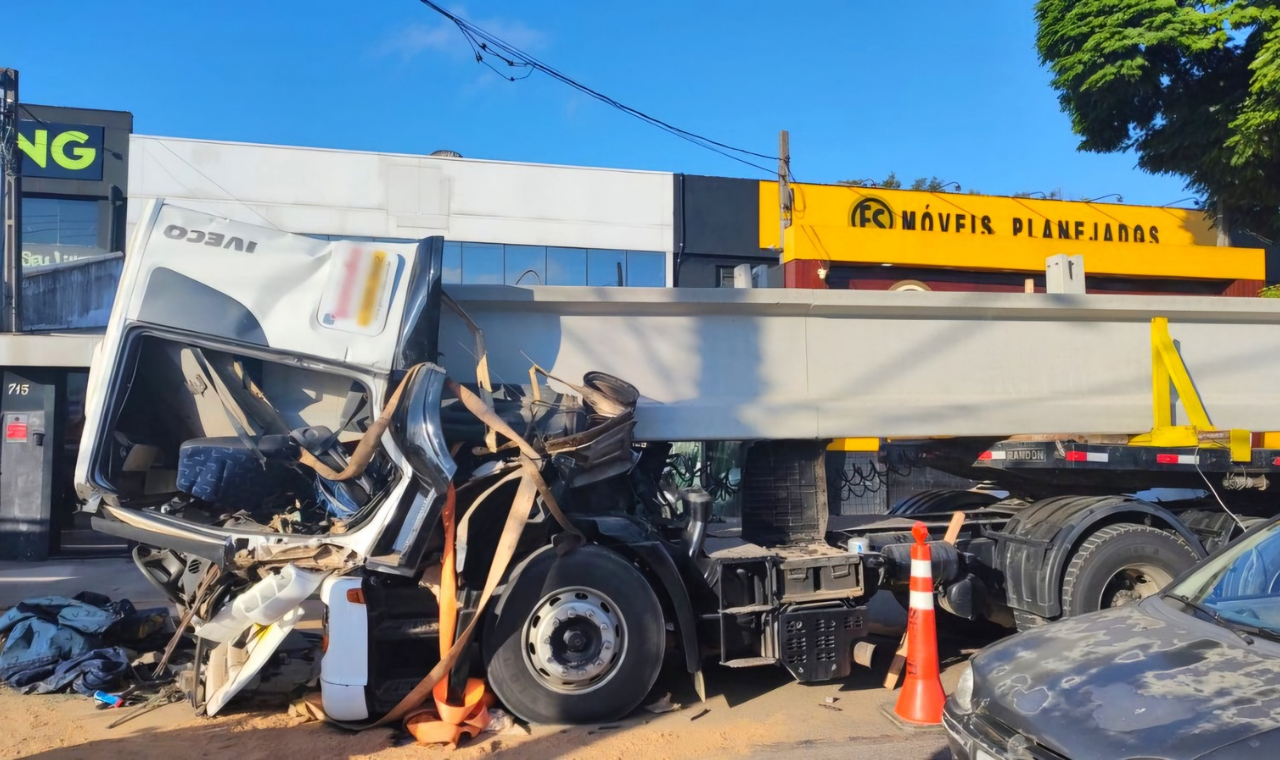 Viga de concreto cai de carreta e prensa motorista em Sorocaba