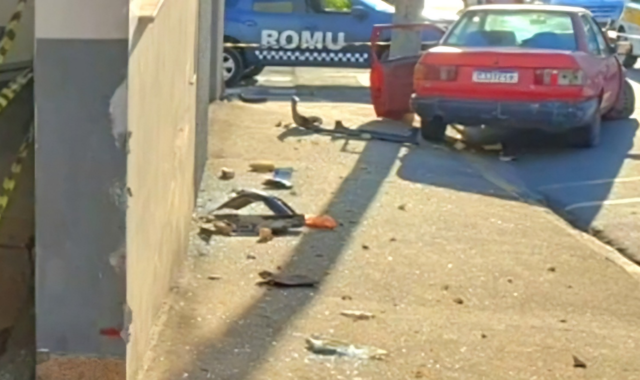 Carro desgovernado invade cartório e mata dois idosos em Piedade