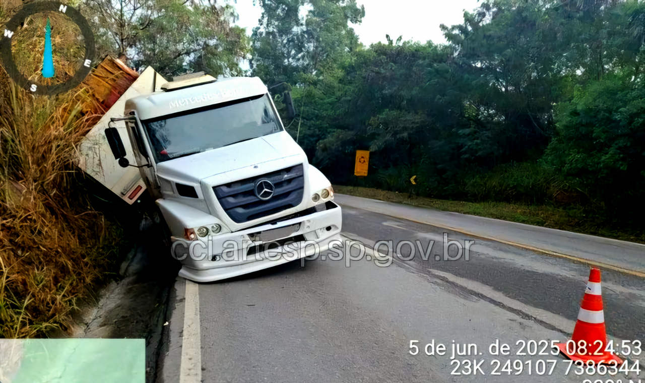 Carreta carregada com batata-doce tomba na SP-79 em Votorantim