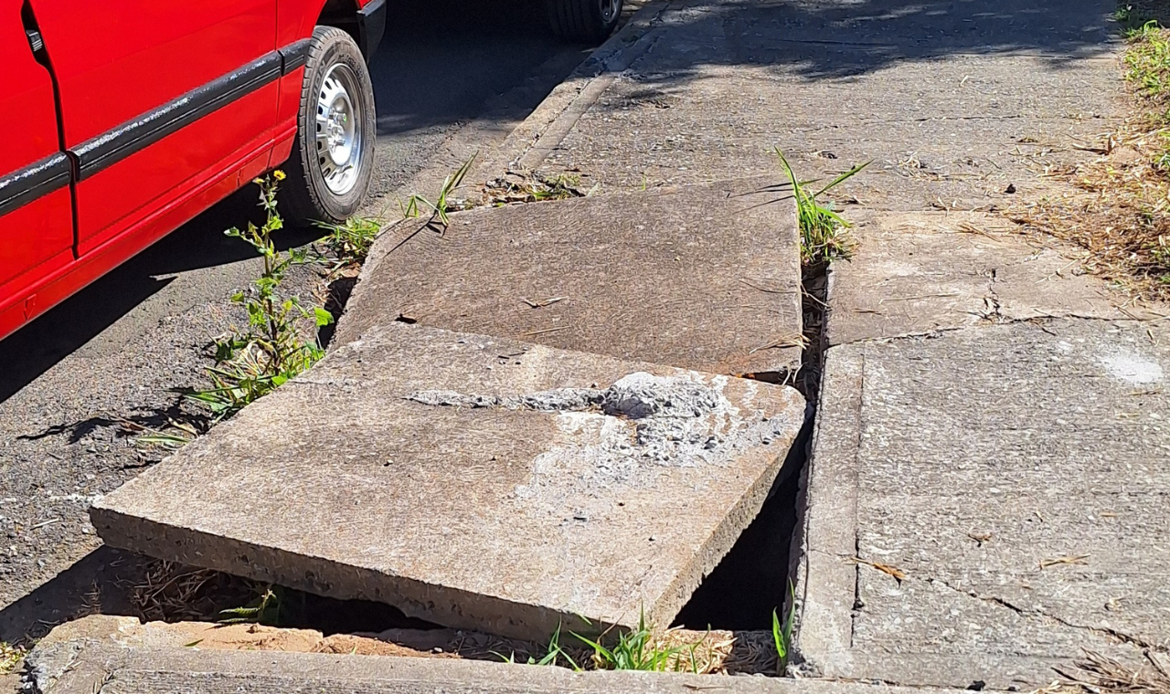 Bueiro danificado oferece risco a pedestres na Praça Cônego Giorgio