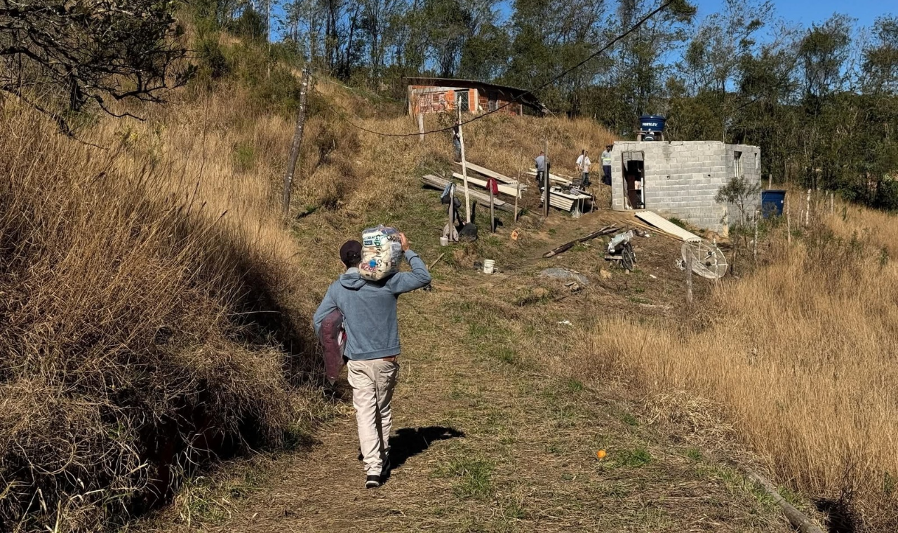 Fortes rajadas de vento causam danos em Piedade