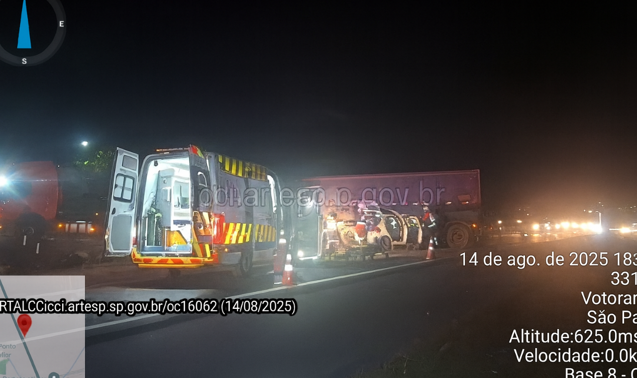 Colisão entre carreta e automóvel interdita trecho da SP-079 em Piedade