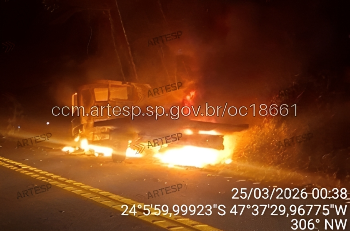 Incêndio em guincho mobiliza equipes na SP-079 em Tapiraí