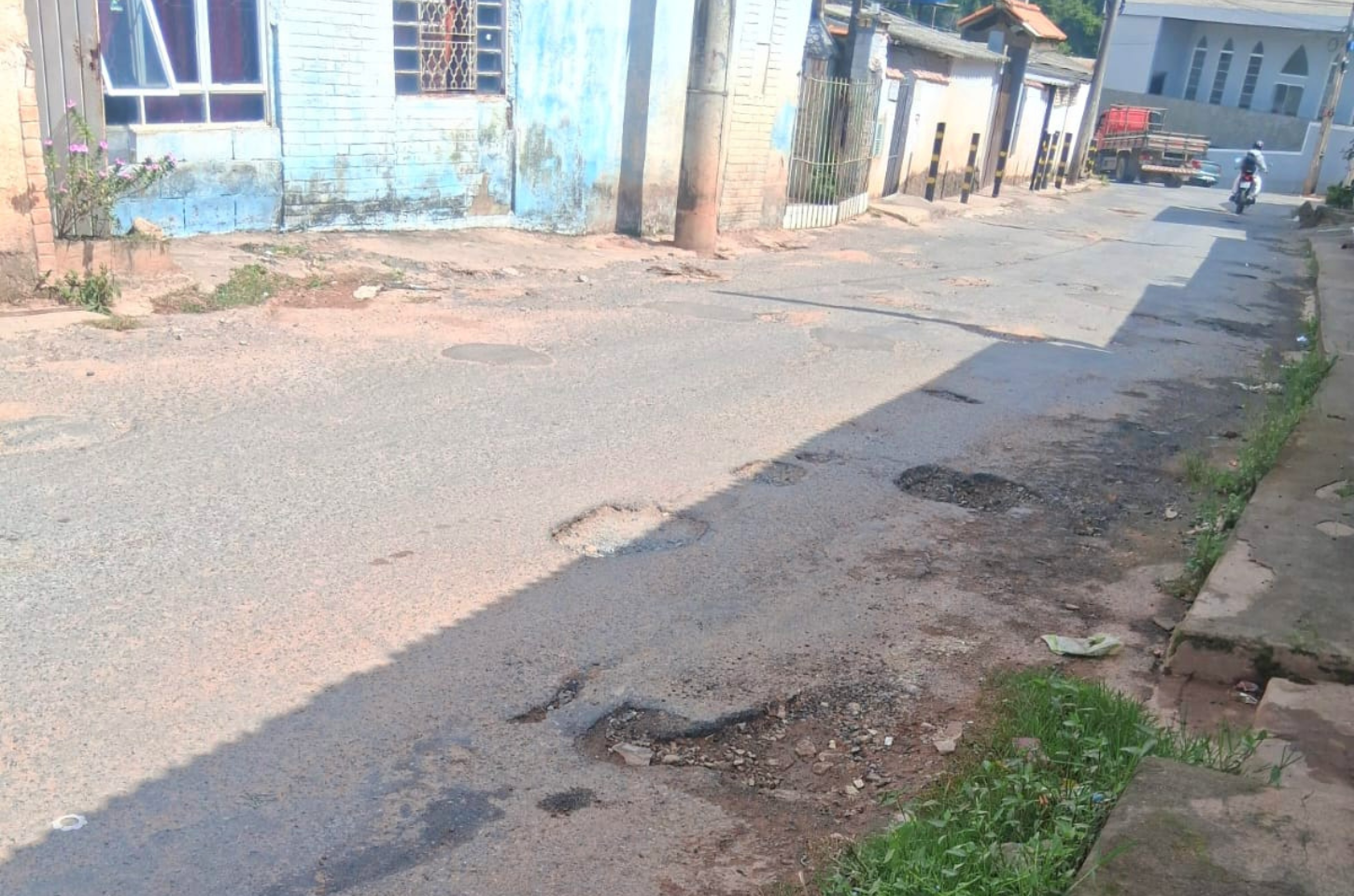 Buracos em via do bairro dos Moreiras preocupam moradores em Piedade
