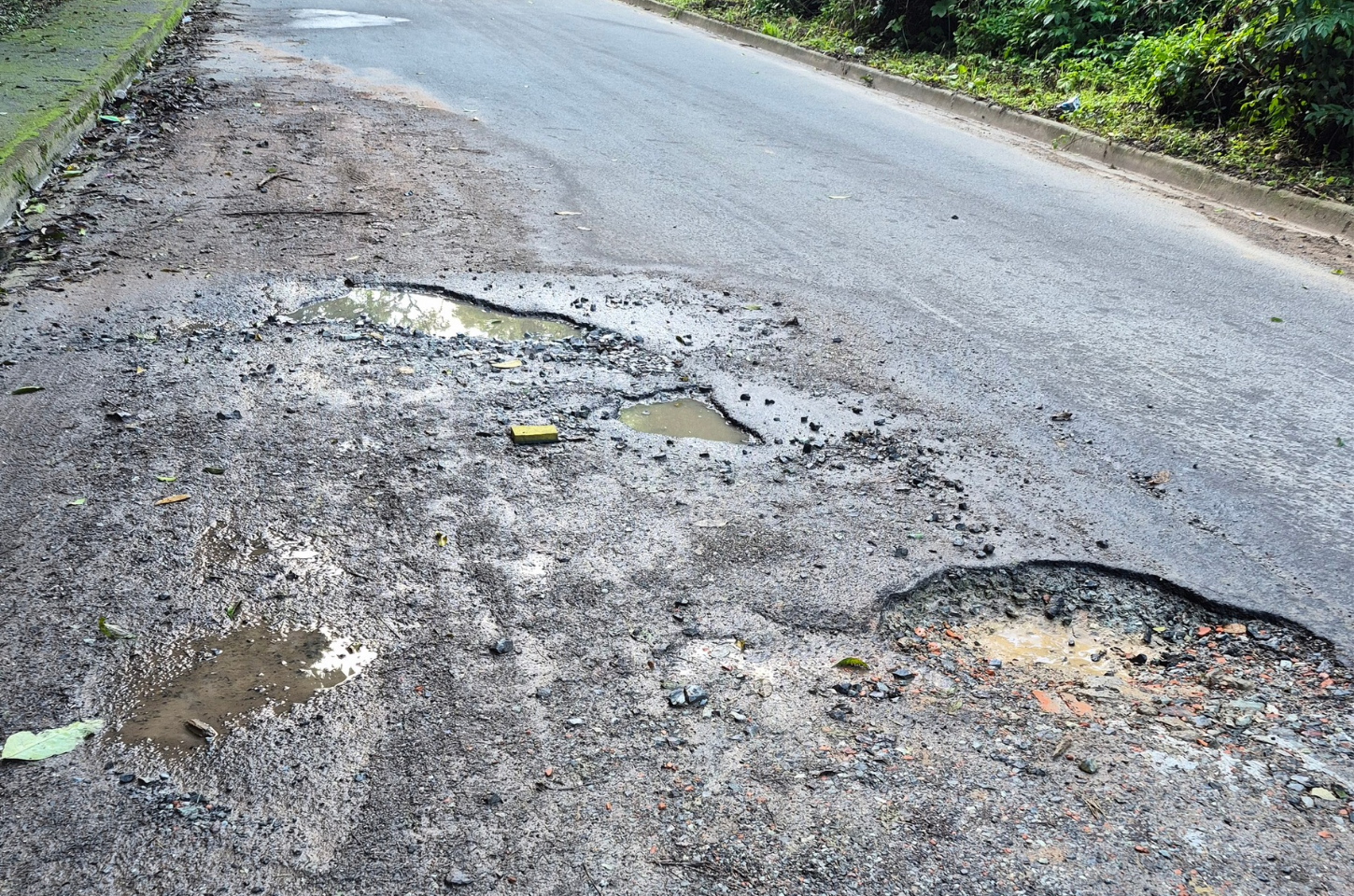 Buraco em via dos Moreiras preocupa moradores