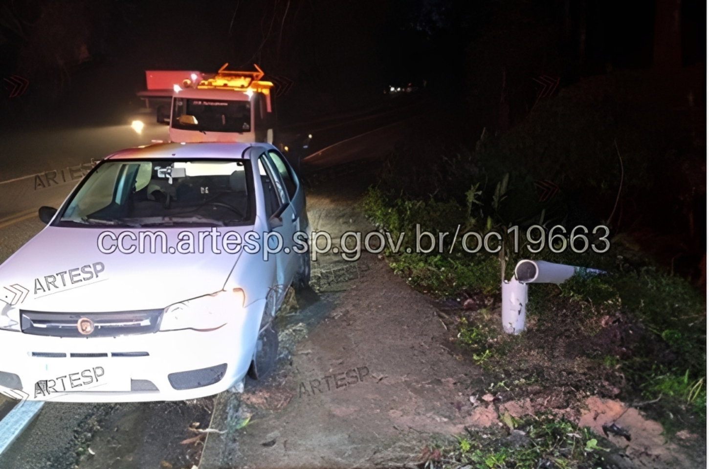 Motorista perde o controle e bate em poste na SP-079, em Tapiraí