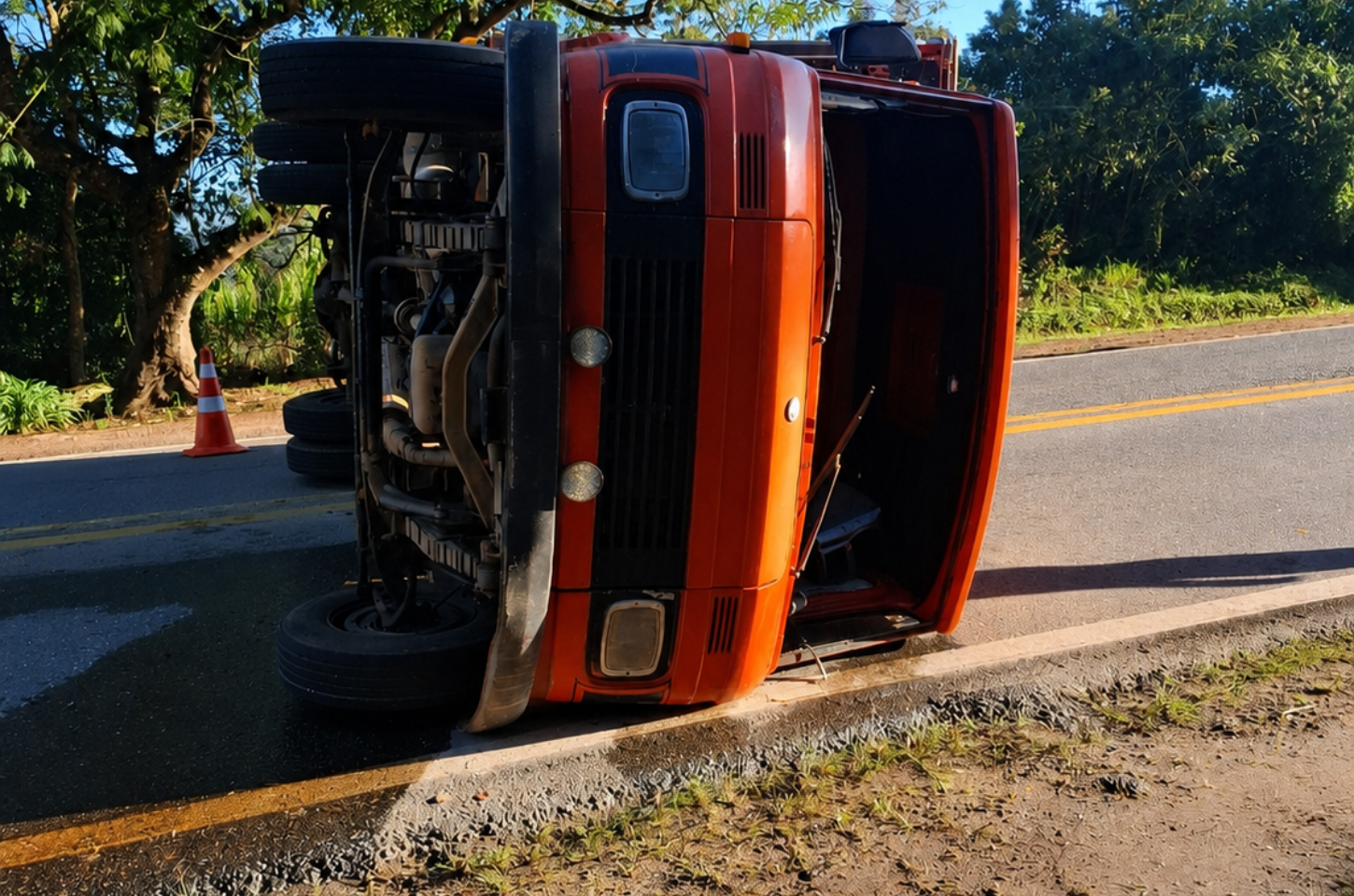 Caminhão tomba na SP-250, em Piedade, após motorista perder o controle da direção