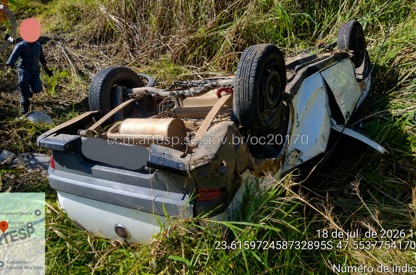 Veículo sai da pista e cai em ribanceira na SP-264, em Salto de Pirapora