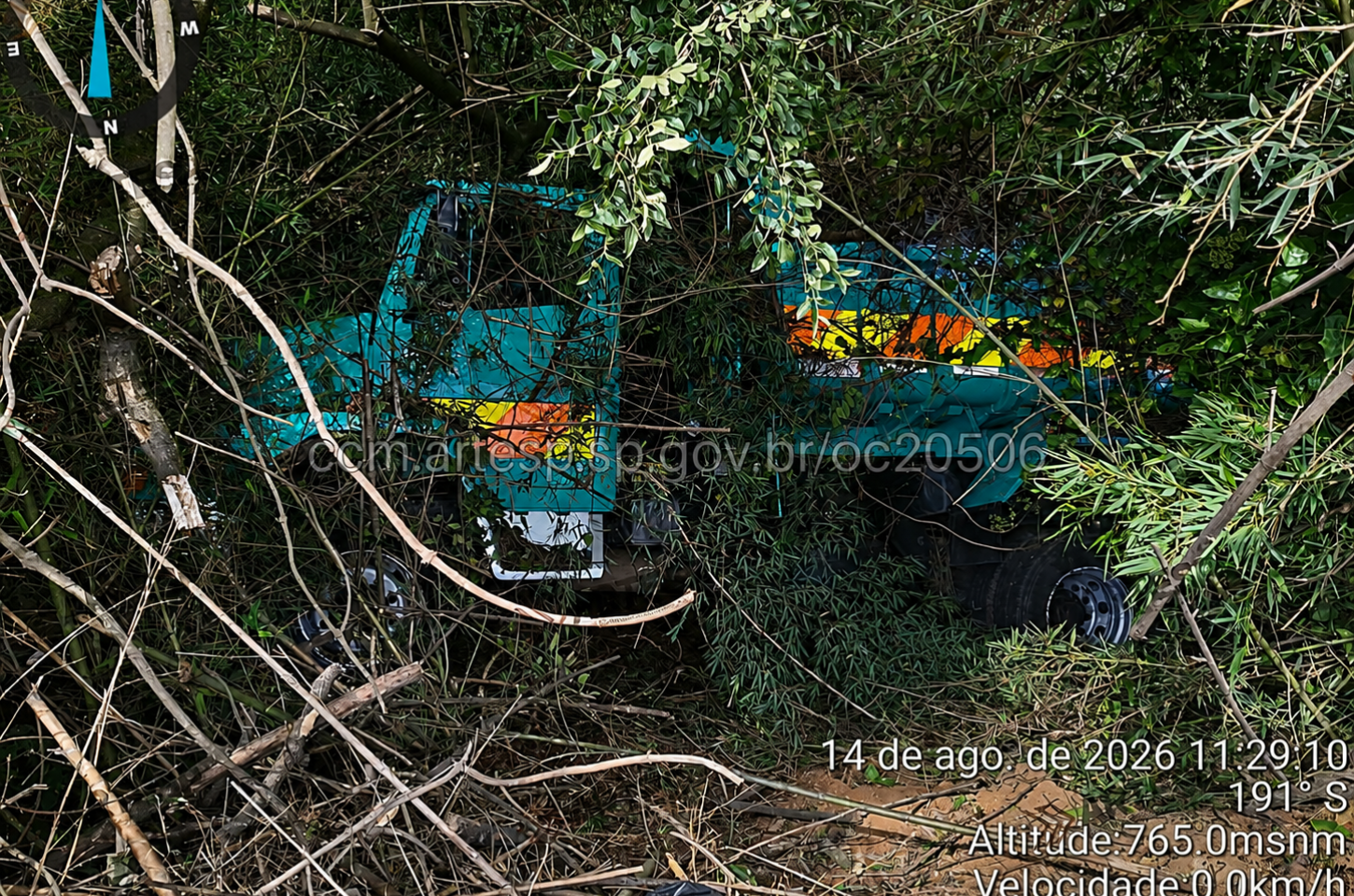 Caminhão cai em ribanceira na SP-079 em Piedade