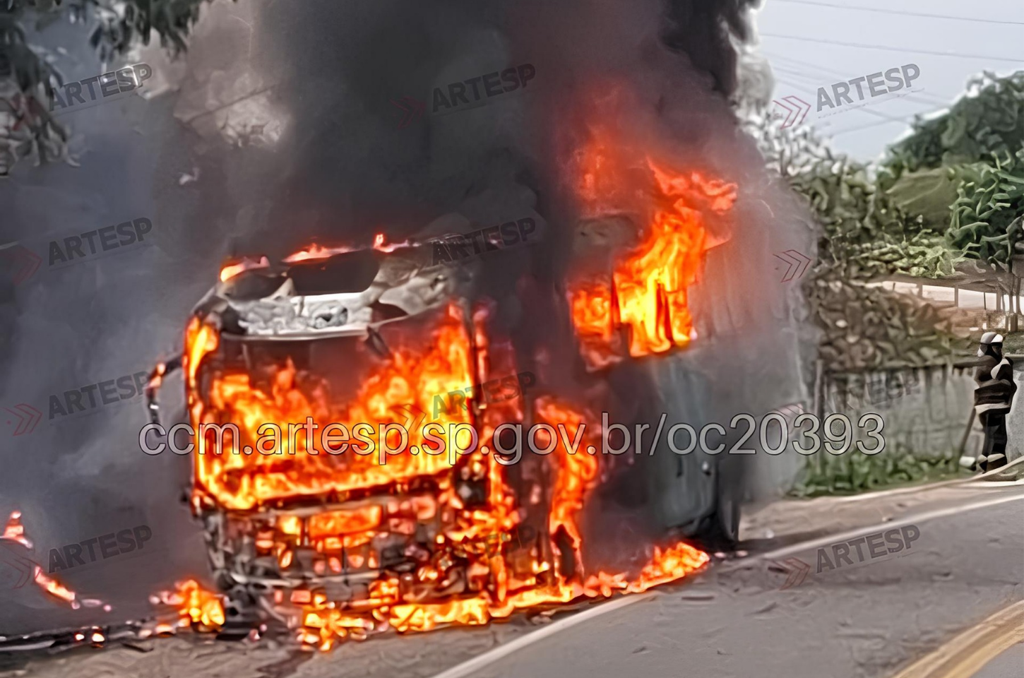 Incêndio destrói ônibus fretado em Piedade