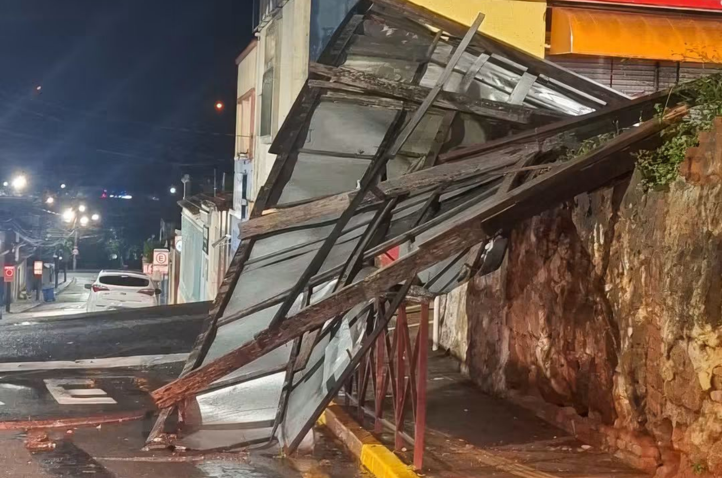 Chuva, ventos e granizo provocam estragos em bairros de Piedade