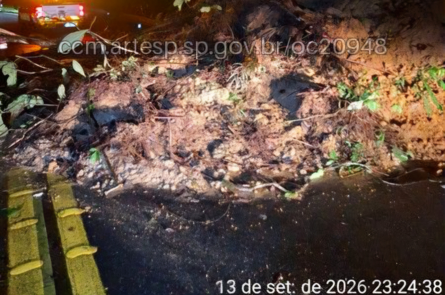 Deslizamento de talude afeta trecho da SP-079 em Tapiraí