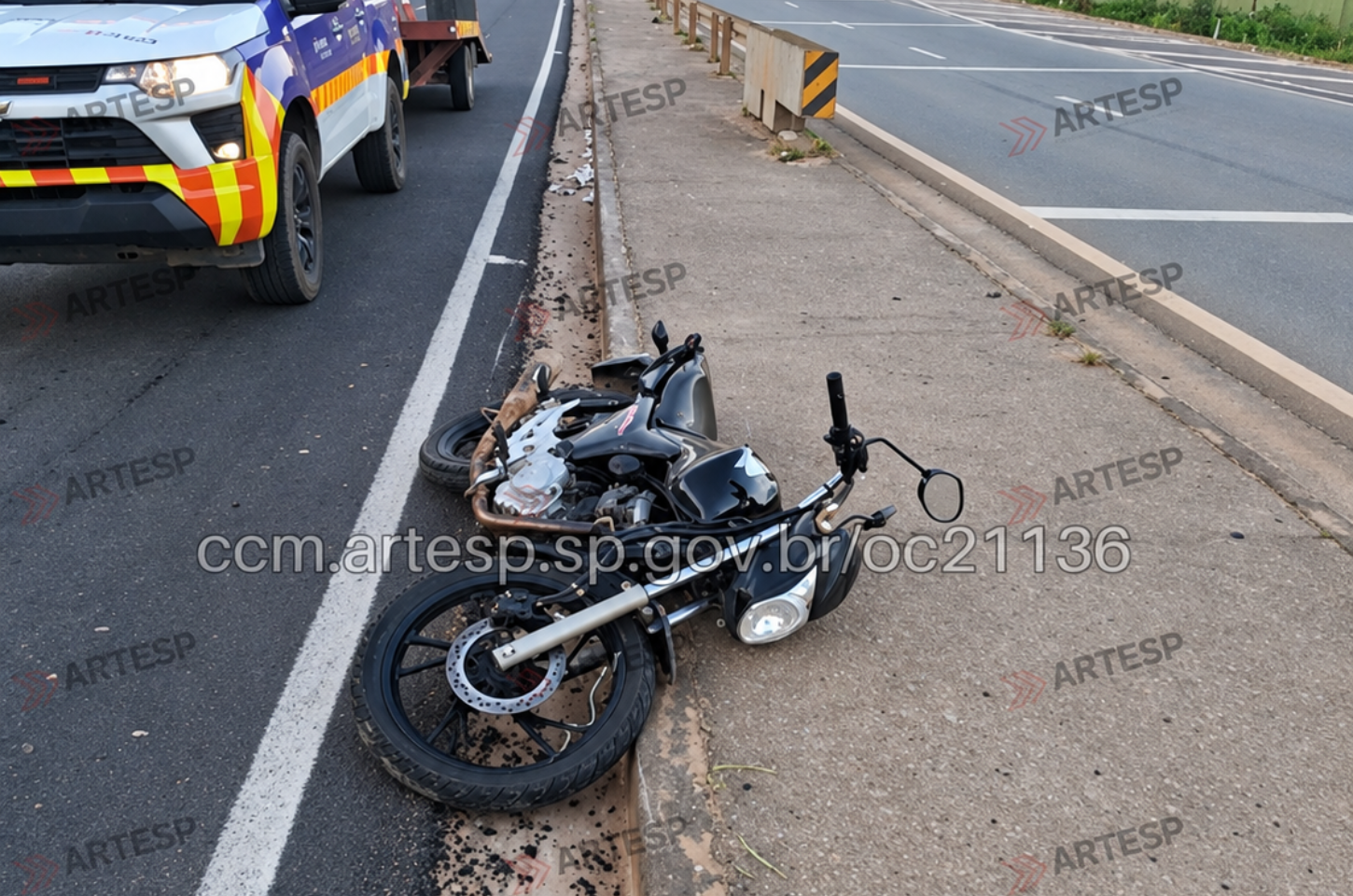 Motociclista morre após bater contra defensa metálica na SP-250, em Ibiúna