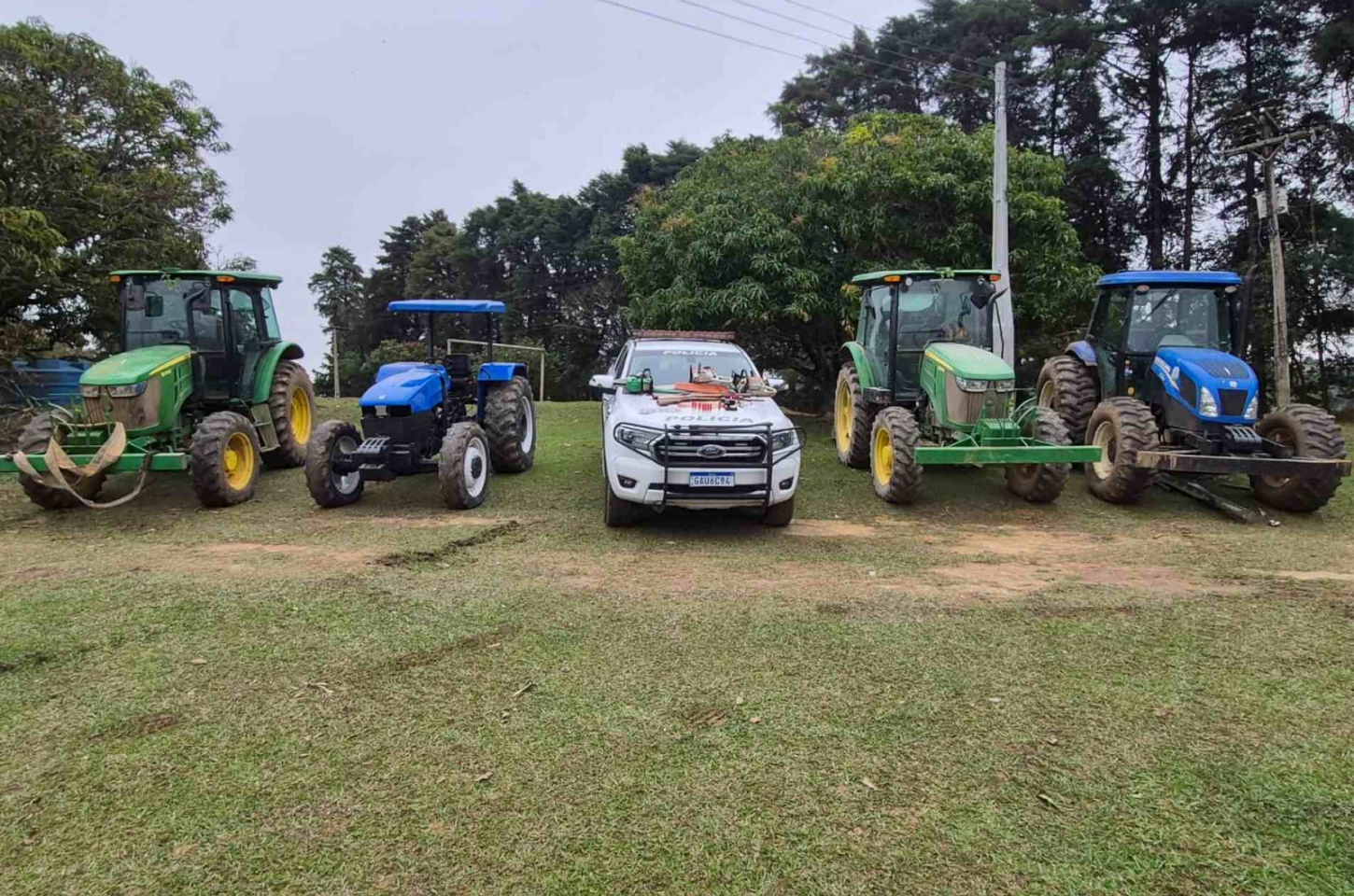 PM recupera quatro tratores furtados e apreende armas em chácara de Piedade