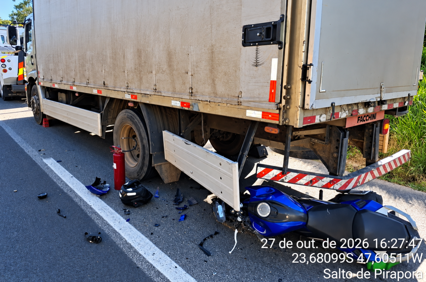 Motociclista morre após bater na traseira de caminhão na SP-264, em Salto de Pirapora