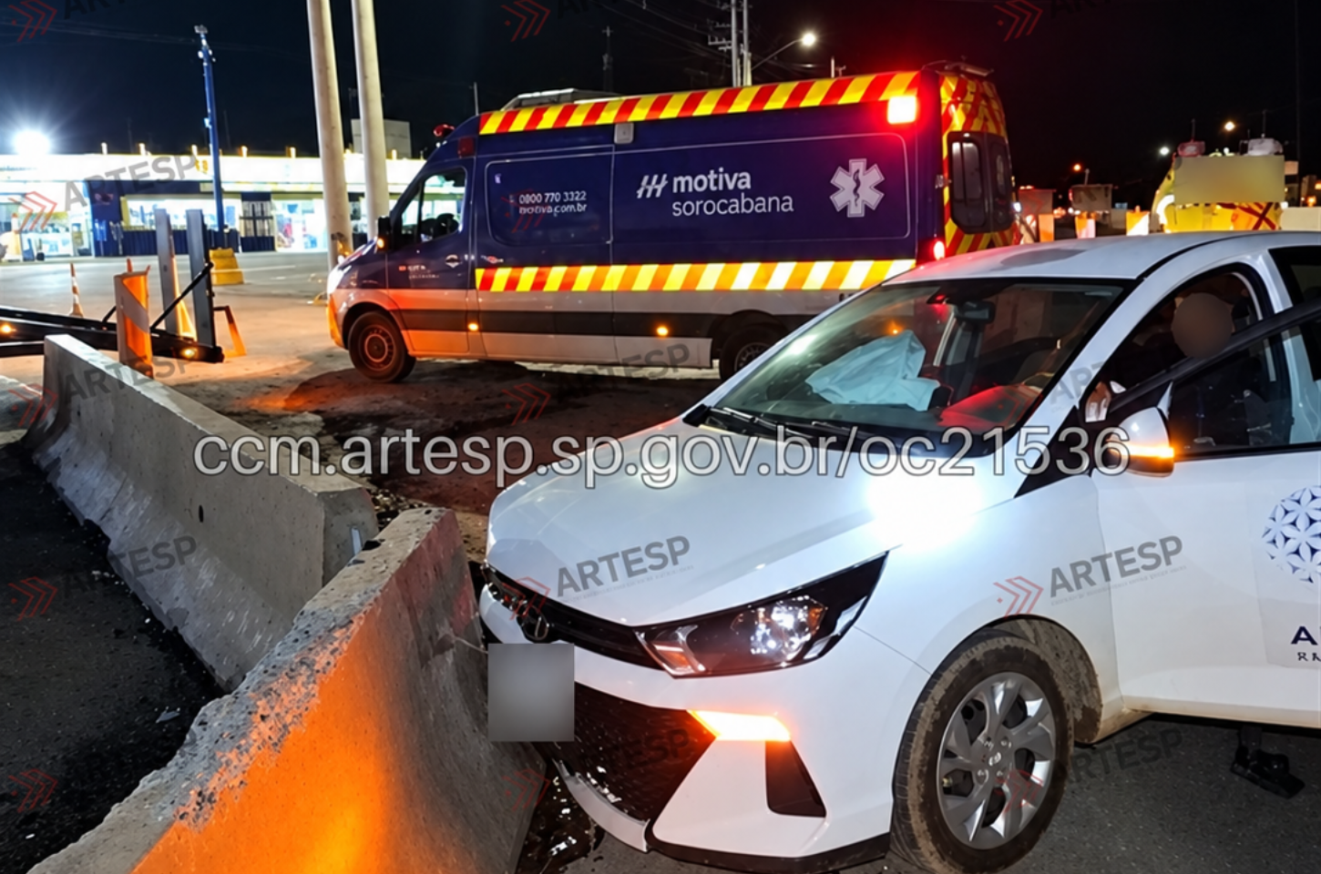 Motorista fica ferido após carro bater contra barreira na Rodovia SP-250, em Ibiúna