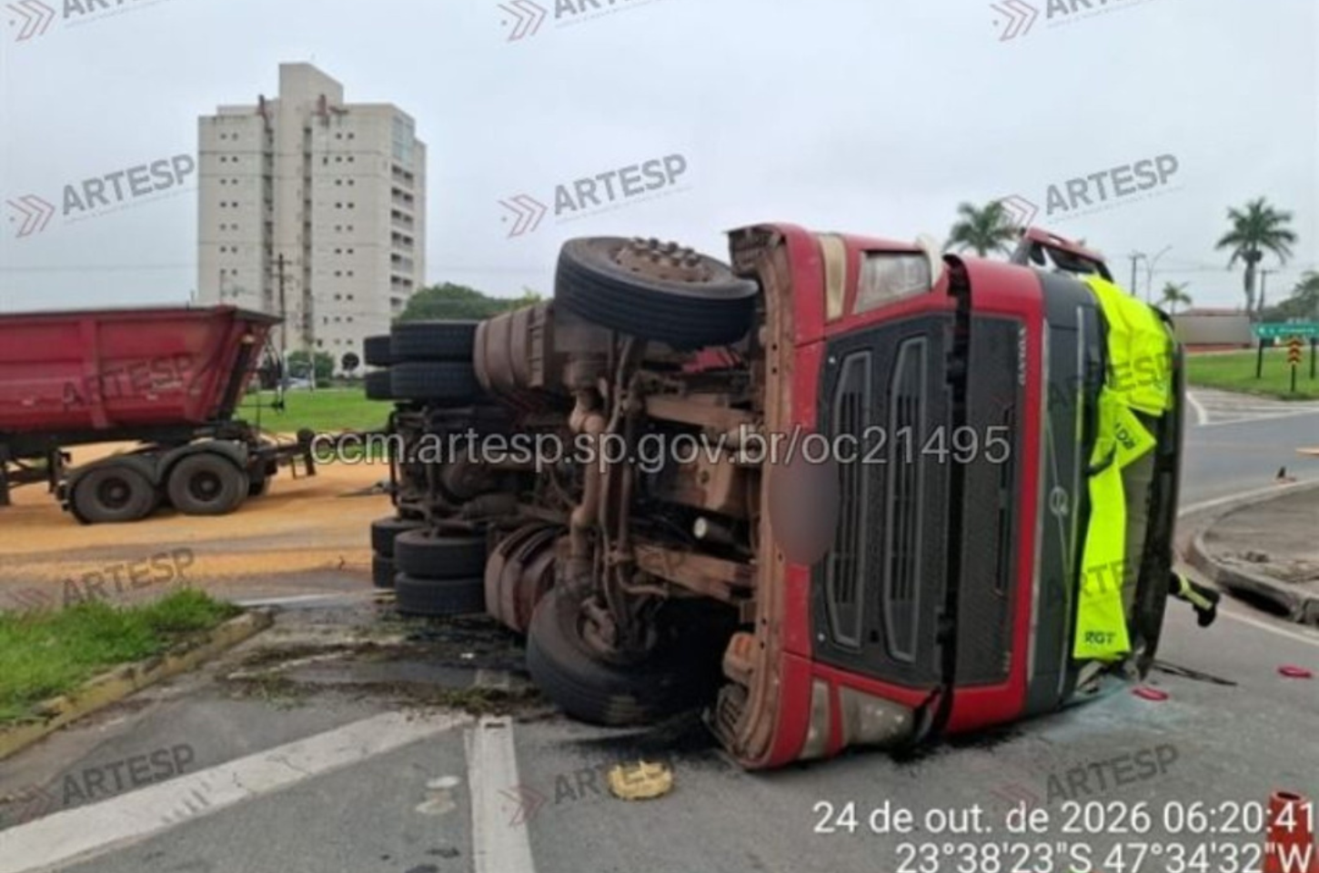 Rodotrem carregado com milho tomba em retorno de rodovia em Salto de Pirapora