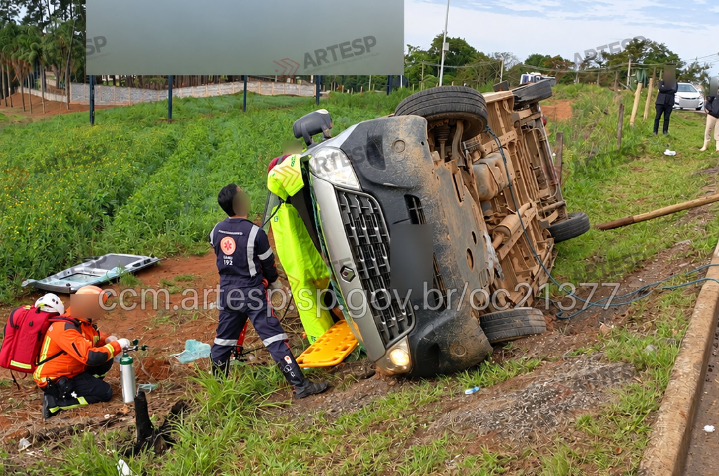 Van com 12 ocupantes tomba na SP-250 em Ibiúna e deixa feridos